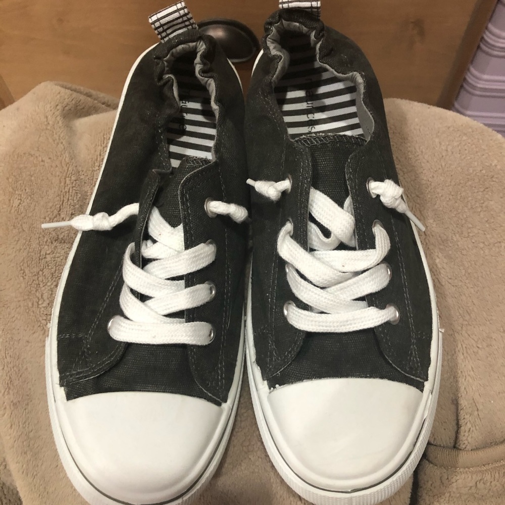 Tennis shoes